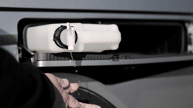 Ahora Volvo Trucks ofrece este práctico bidón lavamanos en el armario inferior lateral de la cabina.